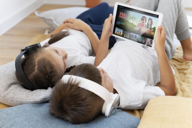 ninos-de-tiro-medio-con-tableta