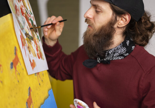 pintor-masculino-en-el-estudio-usando-acuarela-en-su-arte